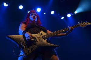 Photo | L7 at the Ring, 2015, Jennifer Finch (bass) | courtesy of Jan Brauer (Goroth), Wikimedia Creative Commons