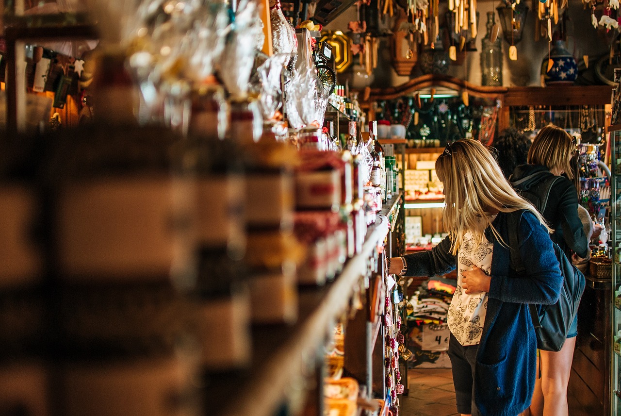 Woman shopping Pixabay image by Kasjan Farbisz