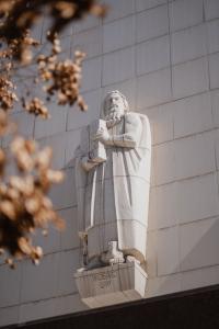 Image of Moses holding the Ten Commandments