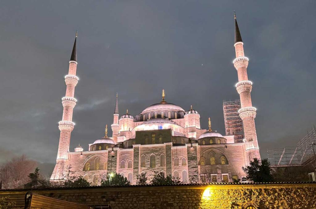 (The Blue Mosque in Istanbul)