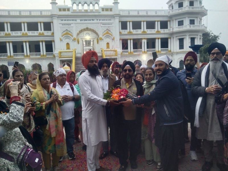 large number of people in front of a temple and bouquet presentation