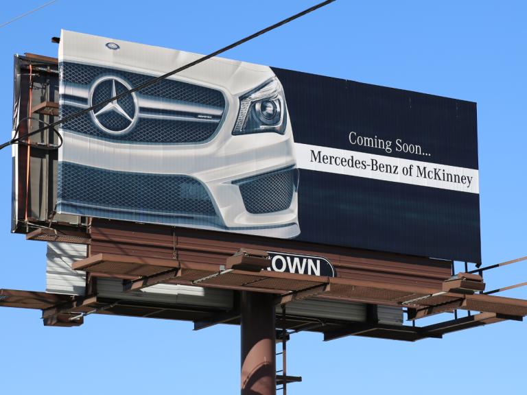 Реклама mercedes. Автомобильные рекламные щиты. Рекламный щит Mercedes Benz. Рекламный баннер Mercedes. Рекламные плакаты Мерседес.
