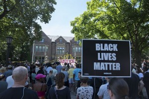 Protest_in_response_to_the_Philando_Castile_shooting_(28077004221)