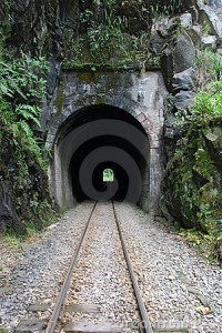 train-tunnel-10195006