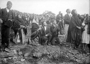 The crowd looking on at Fatima, October 13, 1917, via Wikimedia Commons.