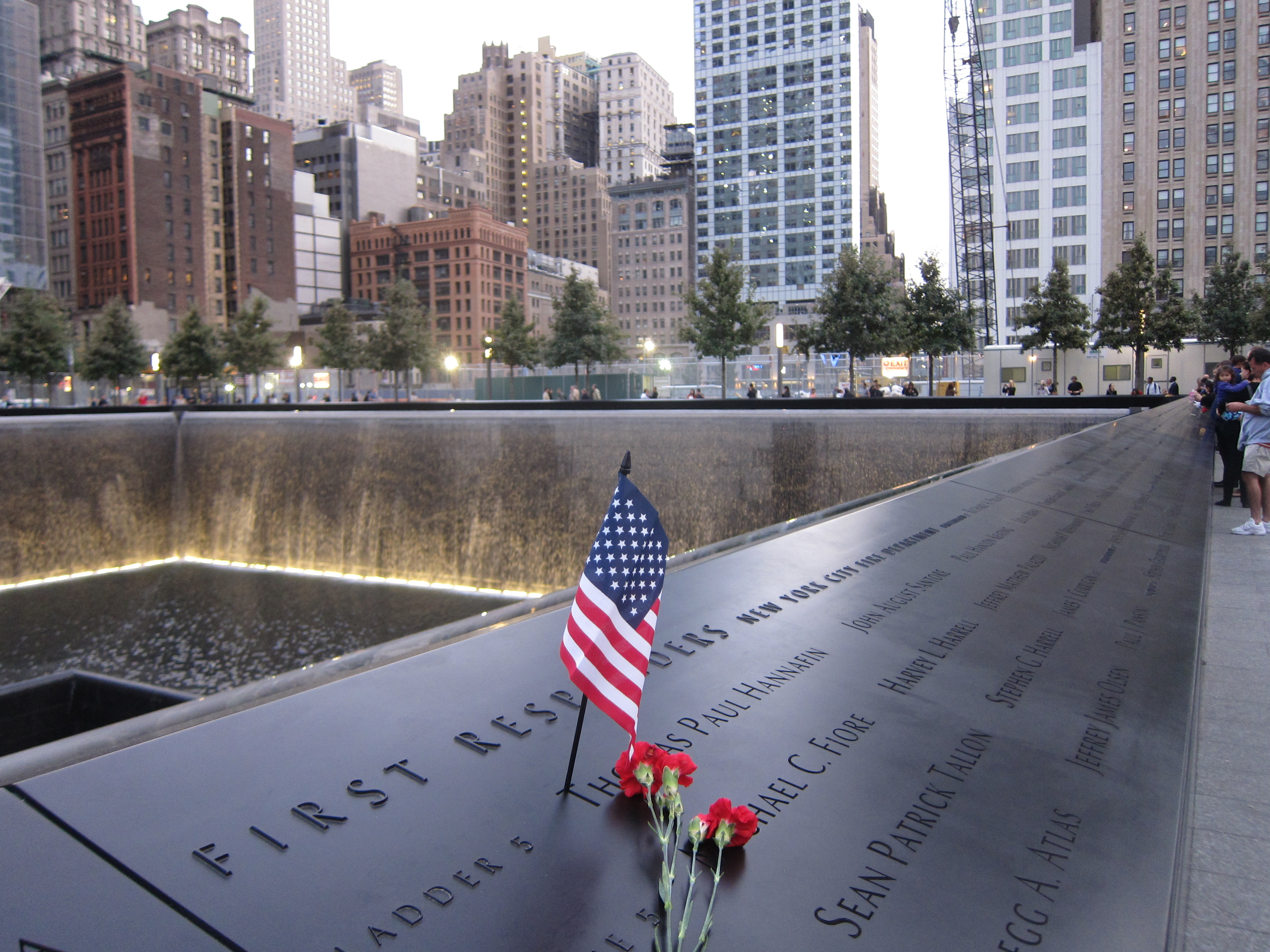 Память 9 11. Мемориал башни Близнецы в Нью-Йорке. Мемориал 9/11 в Нью-Йорке. Мемориал Граунд Зеро в Нью-Йорке. Памятник 11 сентября в Нью-Йорке.