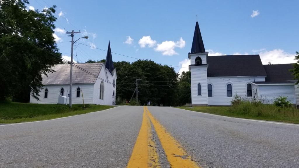 American vista: competing churches face each other along a rural road / Michael Wright @ pexels.com