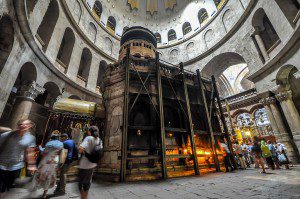 Aedicule_which_supposedly_encloses_the_tomb_of_Jesus-LR1