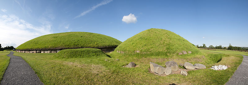 Knowth - image by Günter Claßen. Image via Wikimedia Commons, CC license 3.0