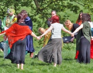 Pagan handfasting ceremony at Avebury (Beltane 2005) - source: ShahMai Network