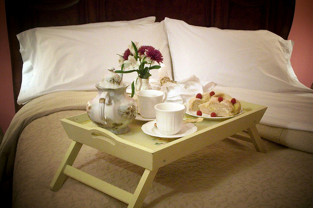 Breakfast in bed (CC-BY-SA 2.0) - Finger Lakes B&B on Flickr