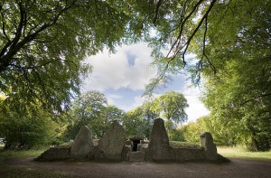 "Wayland Smithy Long barrow" by Msemmett - Own work. Licensed under CC BY-SA 3.0 via Commons - https://commons.wikimedia.org/wiki/File:Wayland_Smithy_Long_barrow.jpg#/media/File:Wayland_Smithy_Long_barrow.jpg