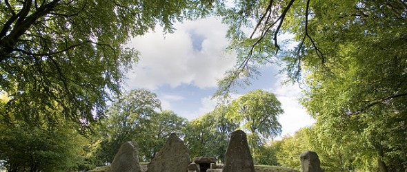 "Wayland Smithy Long barrow" by Msemmett - Own work. Licensed under CC BY-SA 3.0 via Commons - https://commons.wikimedia.org/wiki/File:Wayland_Smithy_Long_barrow.jpg#/media/File:Wayland_Smithy_Long_barrow.jpg
