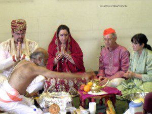 white hindu married in vedic ceremony