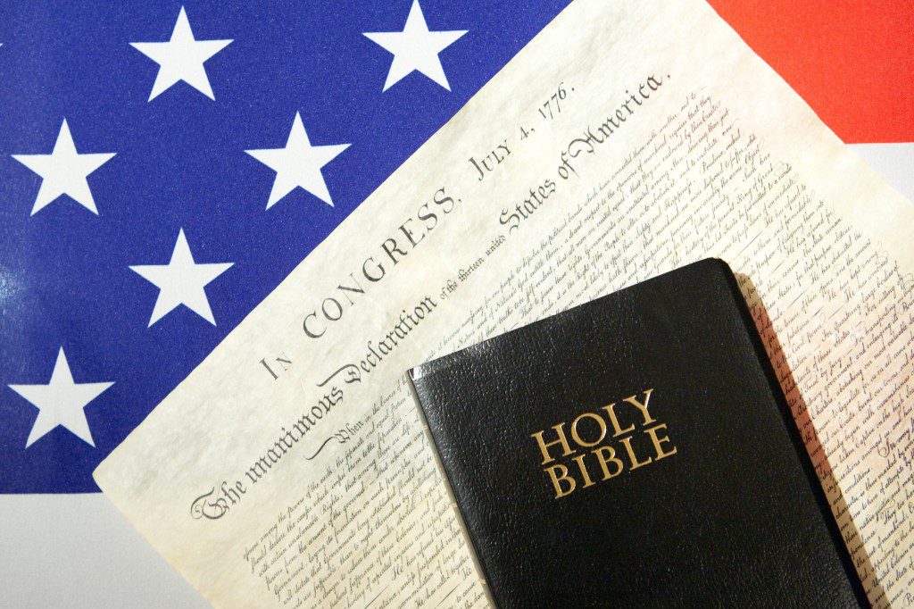 Flagge der USA mit Unabhängigkeitserklärung und Bibel