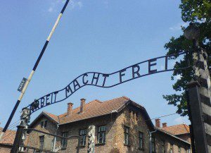 800px-Auschwitz_entrance