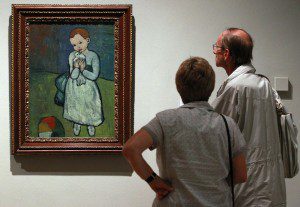 People look at the Picasso painting 'Child with a Dove' while it is displayed during the Picasso and Modern British Art exhibition at the National Gallery of Modern Art in Edinburgh, Scotland August 17, 2012. Britain has placed a temporary export ban on a key Picasso painting which had been on loan to a public gallery since 1974 before its aristocratic owners decided to put it up for sale. REUTERS/David Moir (BRITAIN - Tags: ENTERTAINMENT POLITICS)