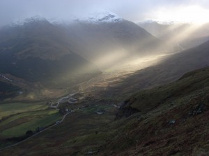 Shafts of sunlight over Inverlochlarig, Andrew Smith via Wikimedia Commons