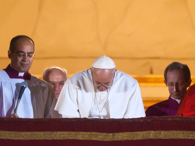 Pope-Francis-I-bows-his-head-in-prayer