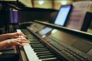 piano-playing-375363_1280