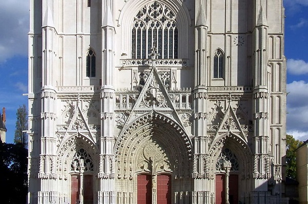 The church I didn't attend in Nantes, because it was way too big for its tiny congregation (Cathedrale St. Pierre de Nantes by Guilliame Poille; Source: Wikimedia, CC BY-SA 3.0). 