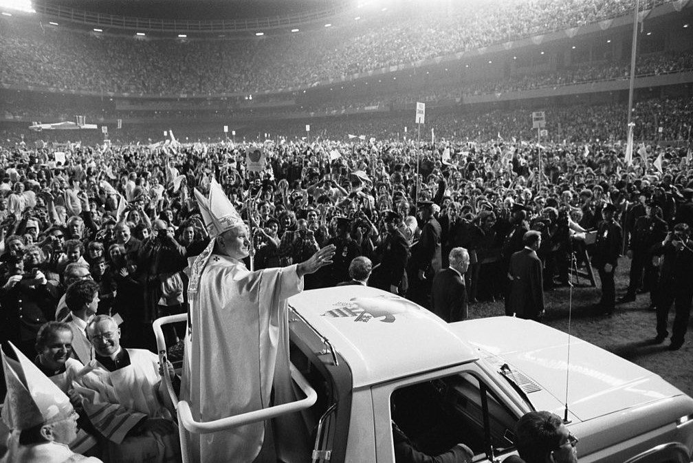 (English: Pope John Paul II at old Yankee Stadium, New York City, in October 1979; PD: This work is from the U.S. News & World Report collection at the Library of Congress. According to the library, there are no known copyright restrictions) 