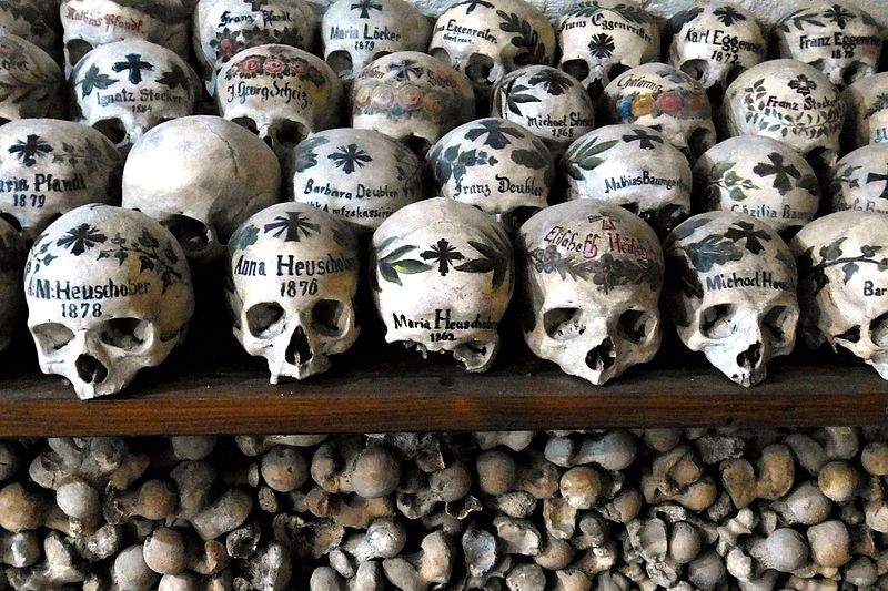 (Wolfgand Sauber, Hallstatt Ossuary Painted skulls; Wikimedia, CC BY SA 4.0)