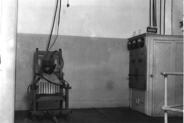 (1926-48 "Old Sparky" Electric Chair, 104 executions at the Tucker Unit in the state of Arkansas, USA; Wikimedia, PD)