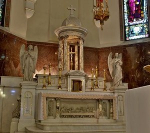 Saint_Leo_Catholic_Church_(Columbus,_Ohio)_-_altar_with_empty_tabernacle