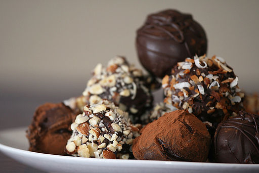 512px-Truffles_with_nuts_and_chocolate_dusting