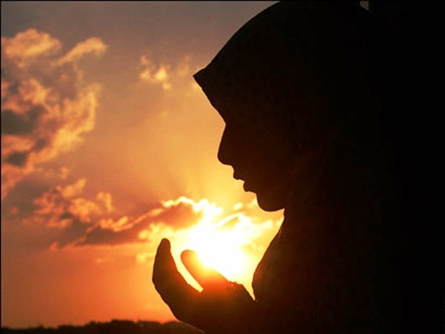 Muslim-woman-praying