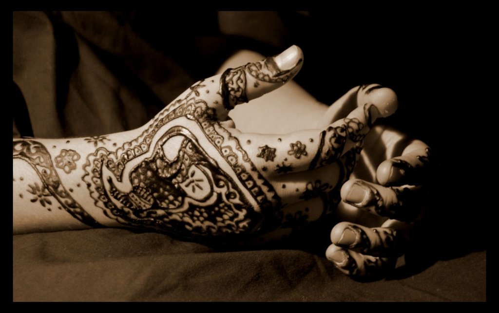 Henna_Hands_by_MonochromeBlues