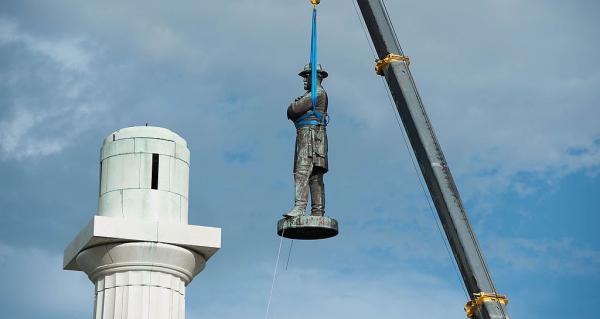 Robert E. Lee statue removed in May, 2017 By Abdazizar (Own work) [CC BY-SA 4.0 via Wikimedia Commons (cropped)