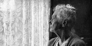 478px-Elderly_Woman_,_B&W_image_by_Chalmers_Butterfield