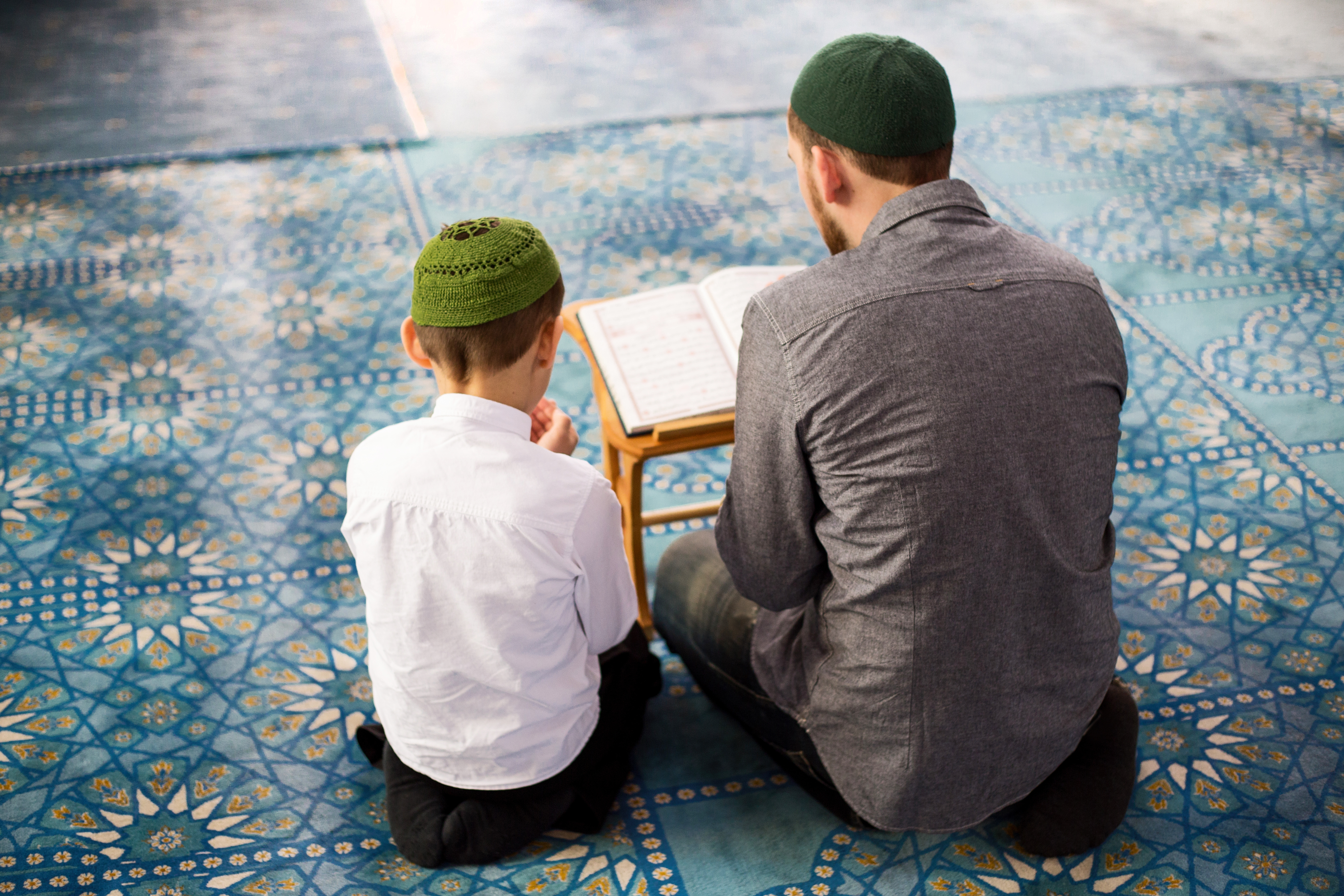 His father a teacher. Дети в мечети. Папа мусульман. Мусульманские дети в мечети. Мальчик в мечети.