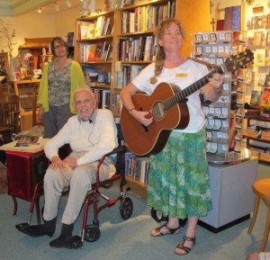 Religion scholar Huston Smith and Mary Busby, proprietor of Sagrada Sacred Arts, led the bookstore crowd in singing "How Can I Keep From Singing?" Photo by BF Newhall