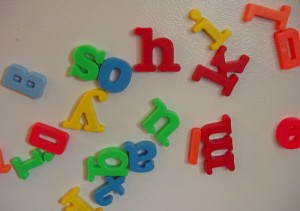 800px-Magnetic_letters_scattered_on_a_refrigerator_door