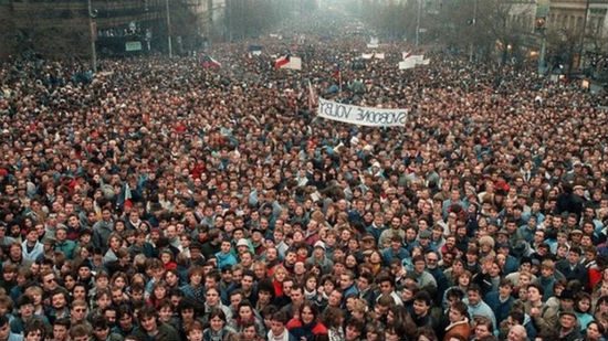 Prague, 1989. "Svobodne volby" means "free elections."