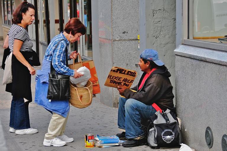 https://commons.wikimedia.org/wiki/File%3AHelping_the_homeless.jpg; By Ed Yourdon from New York City, USA (Helping the homeless  Uploaded by Gary Dee) [CC BY-SA 2.0 (http://creativecommons.org/licenses/by-sa/2.0)], via Wikimedia Commons