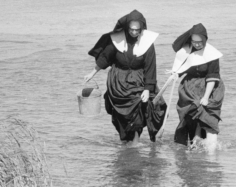 https://commons.wikimedia.org/wiki/File%3ANuns_clamming_-_Toni_Frissell_LC-F9-04-5709-012-17.jpg; Toni Frissell [Public domain], via Wikimedia Commons