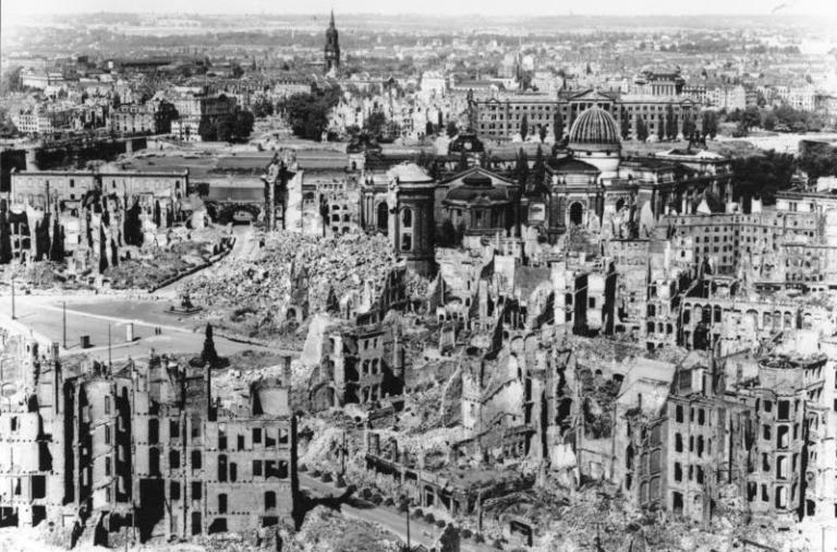 Dresden, Teilansicht des zerstörten Stadtzentrums über die Elbe nach der Neustadt. In der Bildmitte der Neumarkt und die Ruine der Frauenkirche. Bundesarchiv, Bild 146-1994-041-07 / Unknown / CC-BY-SA 3.0 [CC BY-SA 3.0 de (http://creativecommons.org/licenses/by-sa/3.0/de/deed.en)], via Wikimedia Commons