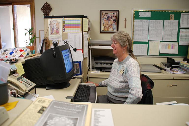 https://commons.wikimedia.org/wiki/File%3ASecretary_at_work.jpg; By Holy Trinity Lutheran Church, Thousand Oaks, California [CC BY 2.0 (http://creativecommons.org/licenses/by/2.0)], via Wikimedia Commons