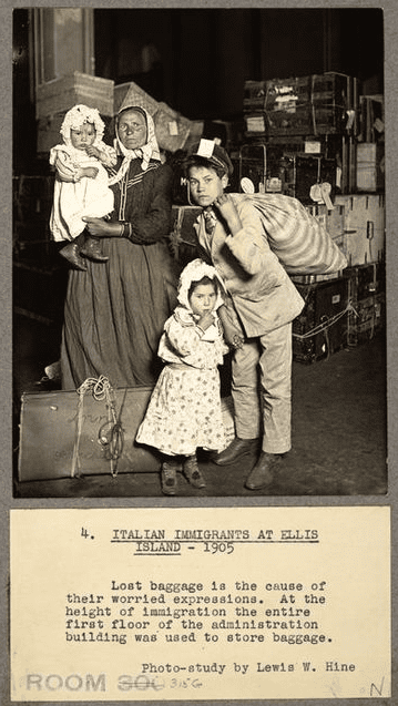 By Lewis W. Hine(Life time: 1874-1940) - Original publication: Photo-studyImmediate source: Brooklyn Museum, Public Domain, https://commons.wikimedia.org/w/index.php?curid=51292180