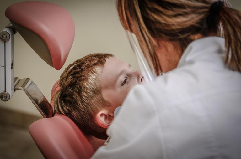 https://pixabay.com/en/dentist-pain-borowa%C4%87-cure-nfz-428645/