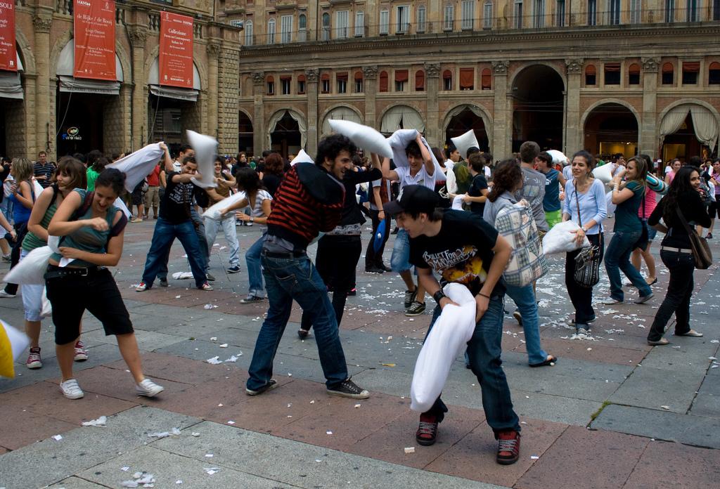 Pillow Fight, Piazza Maggiore, Bologna; https://www.flickr.com/photos/abusx/2565173933