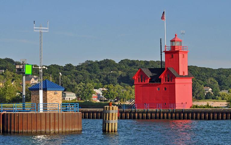 https://commons.wikimedia.org/wiki/File%3AHolland_Harbor_Lighthouse_2.jpg; By Rodney Campbell (Holland Harbor Lighthouse) [CC BY 2.0 (http://creativecommons.org/licenses/by/2.0)], via Wikimedia Commons