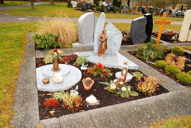 https://pixabay.com/en/german-grave-cemetery-headstone-275580/