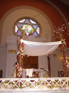 A chupah (the canopy under which a Jewish wedding is performed), at the sixth and I historic synagogue in Washington DC. This work has been released into the public domain by its author, Bachrach44.