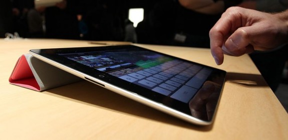 800px-IPad_2_Smart_Cover_at_unveiling_crop