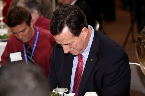 1024px-Rick_Santorum_prays